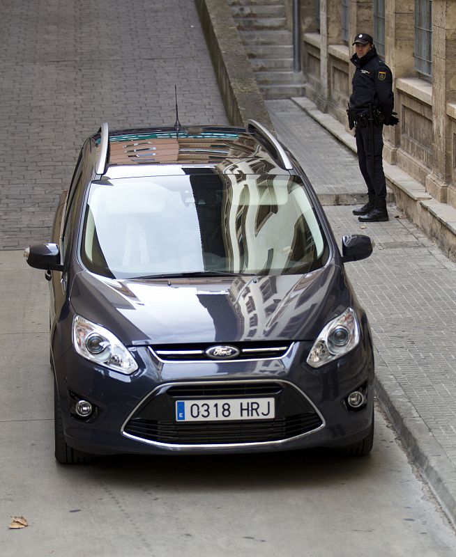 La hija del rey ha llegado a las 9.46 horas a los juzgados, a los que ha accedido en coche como estaba previsto.