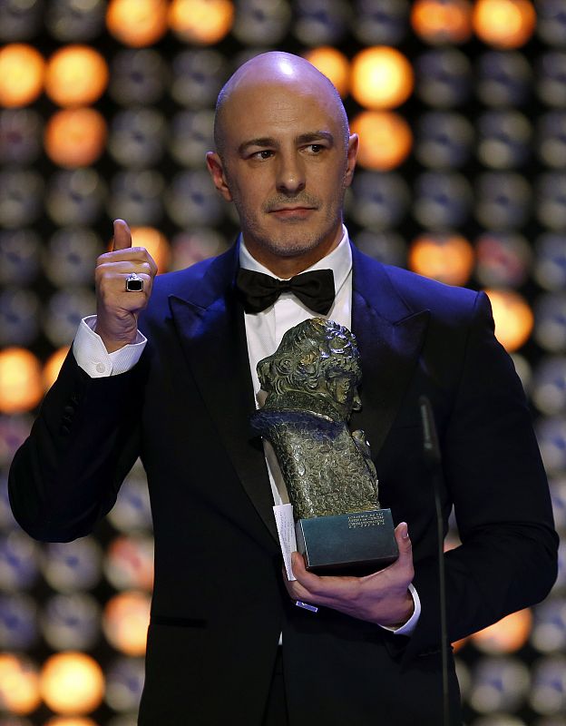 Roberto Álamo, recogiendo el Goya a la Mejor Interpretación Masculina de Reparto por 'La gran familia española'.