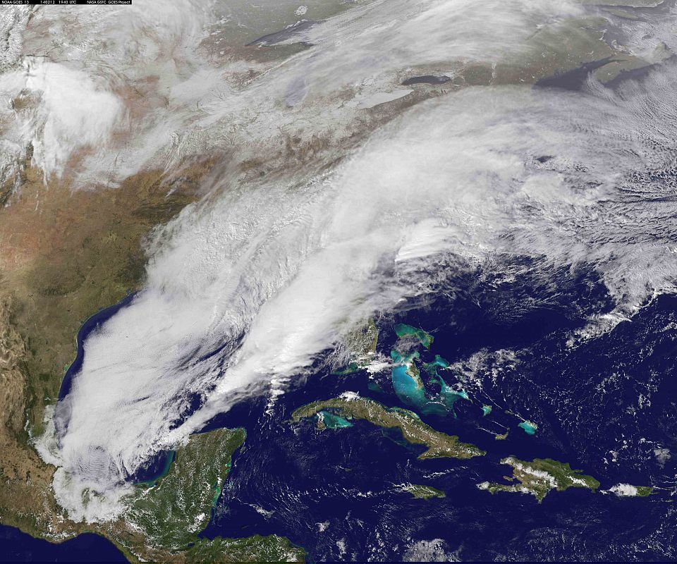 Imagen tomada por el satélite NOAA's GOES-13 en la que puede comprobarse la tormenta de invierno barriendola el sur y este de EE.UU. al sur y la costa este.