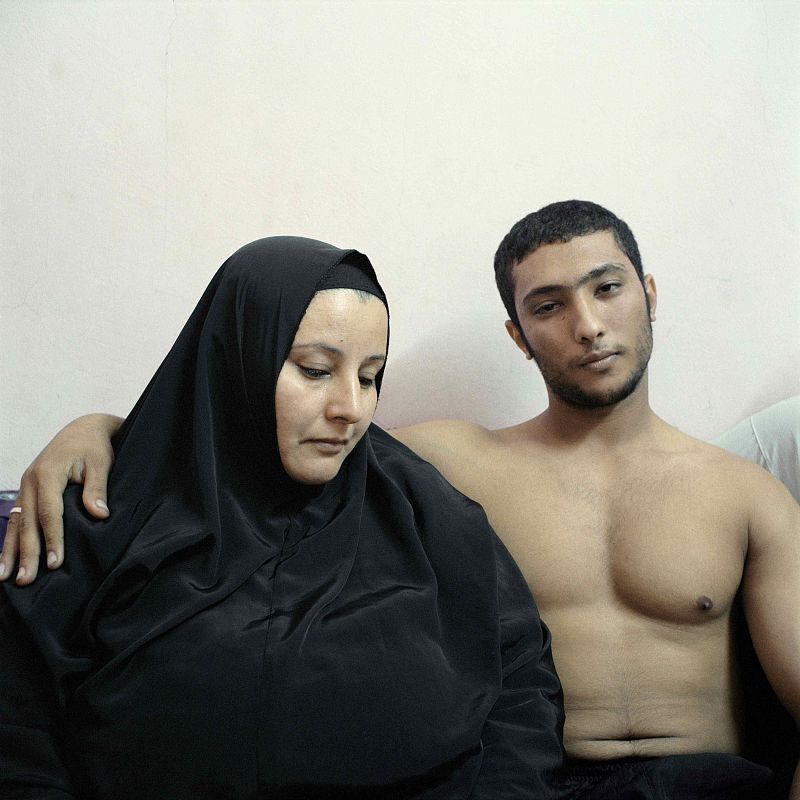 Fotografía de Denis Dailleux, segundo premio en reportajes de retratos. Ali, culturista egipcio, posa con su madre.