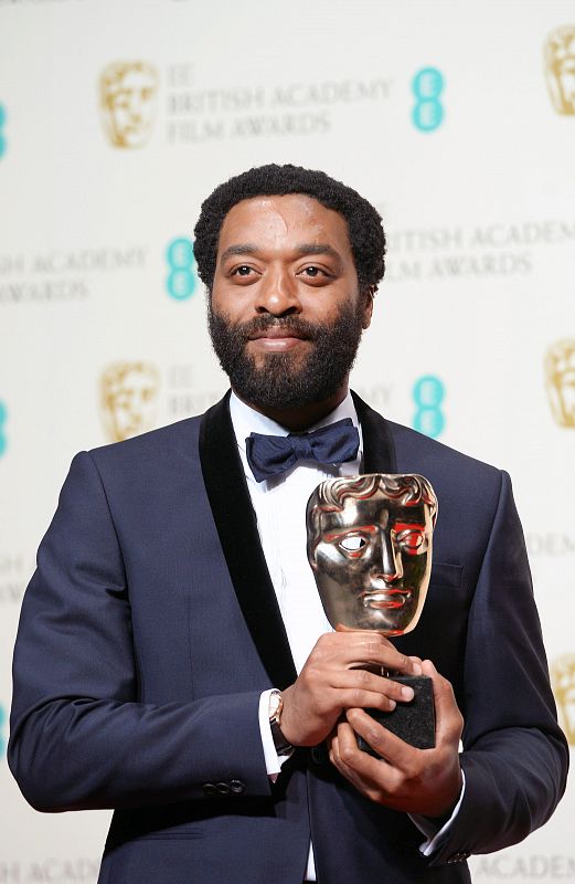 El actor británico Chiwetel Ejiofor posa en la sala de prensa con su premio a mejor actor protagonista por su papel en '12 años de esclavitud'.