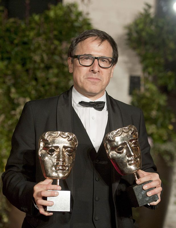 El director americano David O Russell posa con los dos premios Bafta que ha recibido por su película 'La gran estada americana'.
