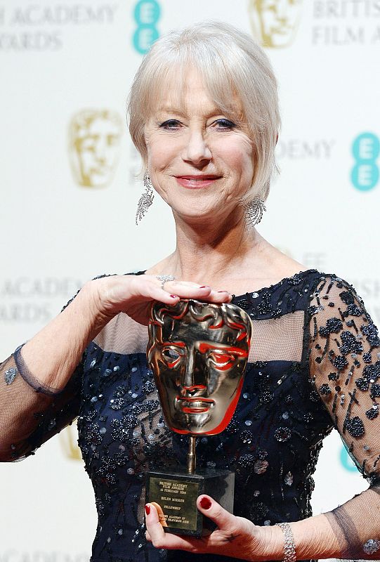 La británica Helen Mirren muestra a la prensa su Bafta honorífico que ha recogido de manos del príncipe Guillermo.