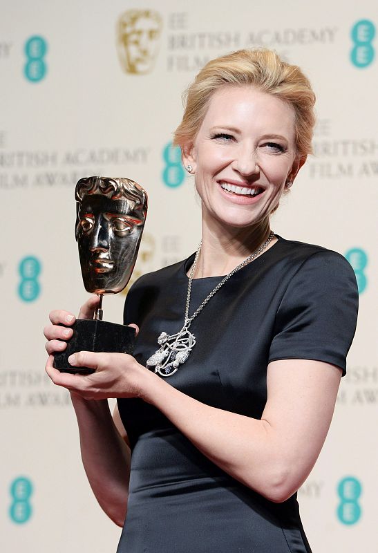La actriz australiana Cate Blanchett posa junto a su premio a mejor actriz por la película 'Blue Jasmine'.