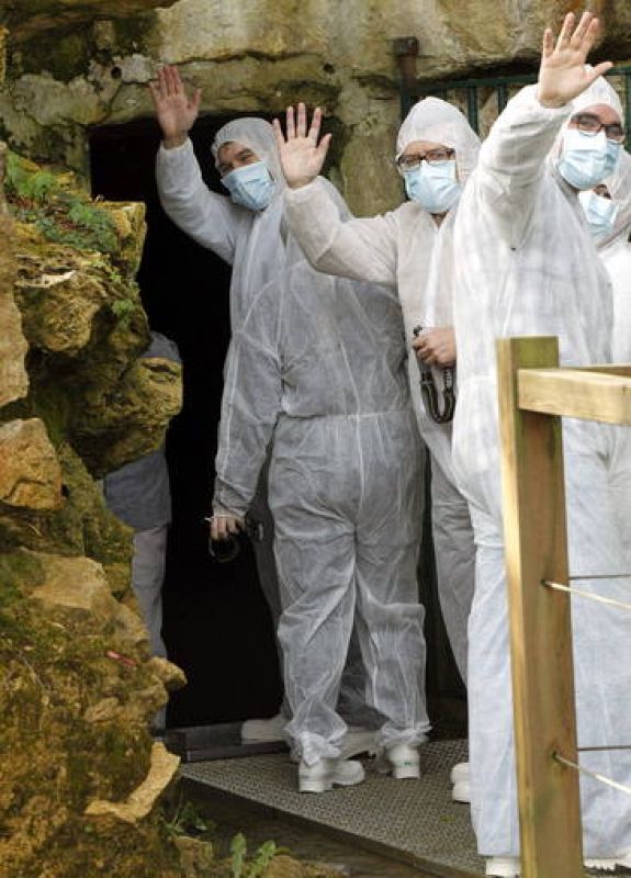 Los cinco afortunados, antes de entrar en el interior de la cueva.