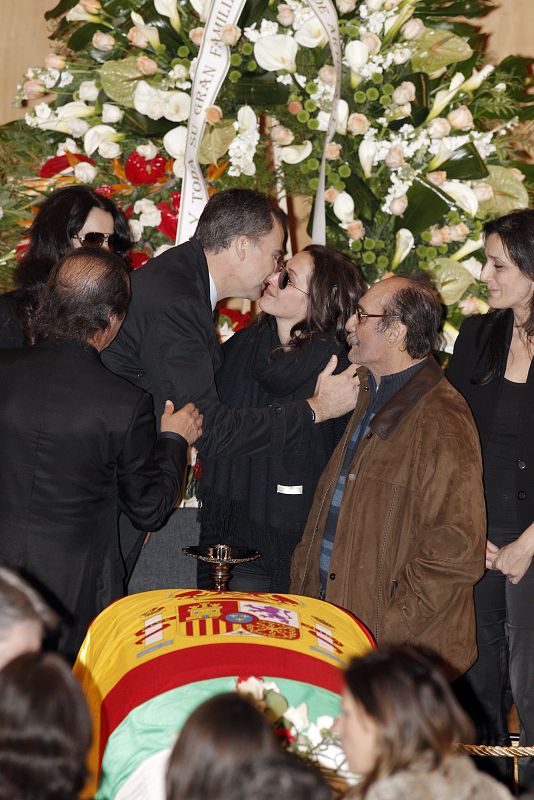 El príncipe de Asturias saluda a los familiares de Paco de Lucía