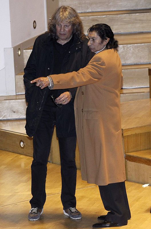 El cantaor José Mercé (i) en el Auditorio Nacional donde se encuentra instalada la capilla ardiente de Paco de Lucía