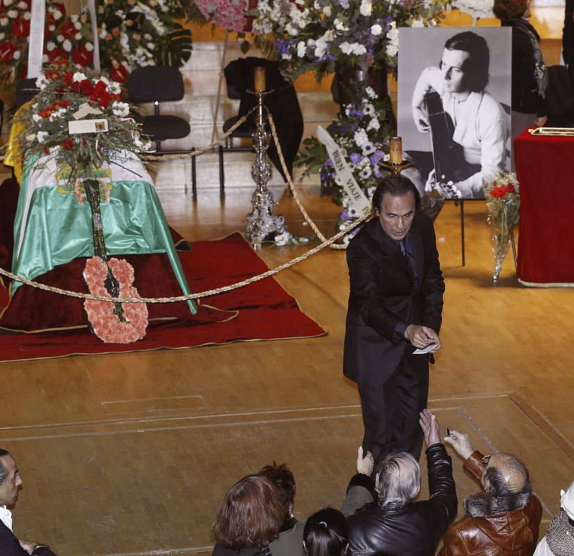 Pepe de Lucía, hermano de Paco de Lucía, en el Auditorio Nacional donde se encuentra instalada la capilla ardiente