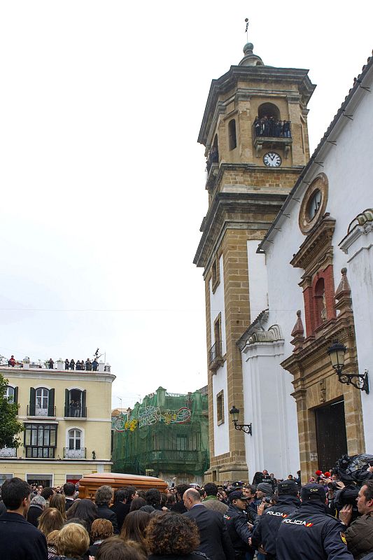 Relatives and friends carry the coffin of Spanish guitarist Paco de Lucia after his funeral outside a church in Algeciras