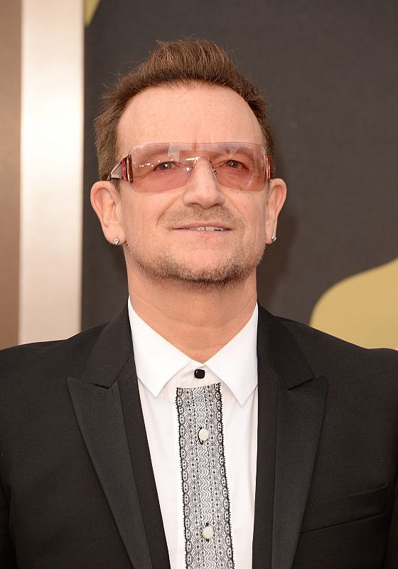 El cantante Bono, de U2, en la alfombra roja de los Oscar.