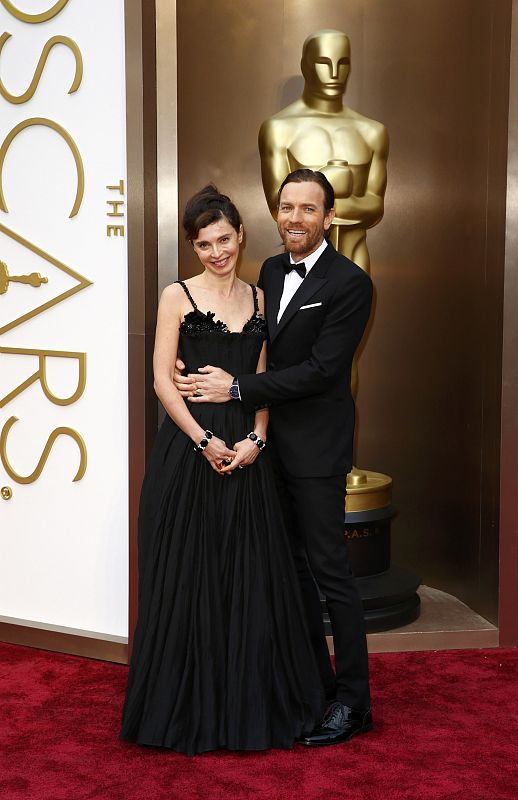 El actor Ewan McGregor y su mujer Eve a su llegada en la alfombra roja de los Oscar 2014.