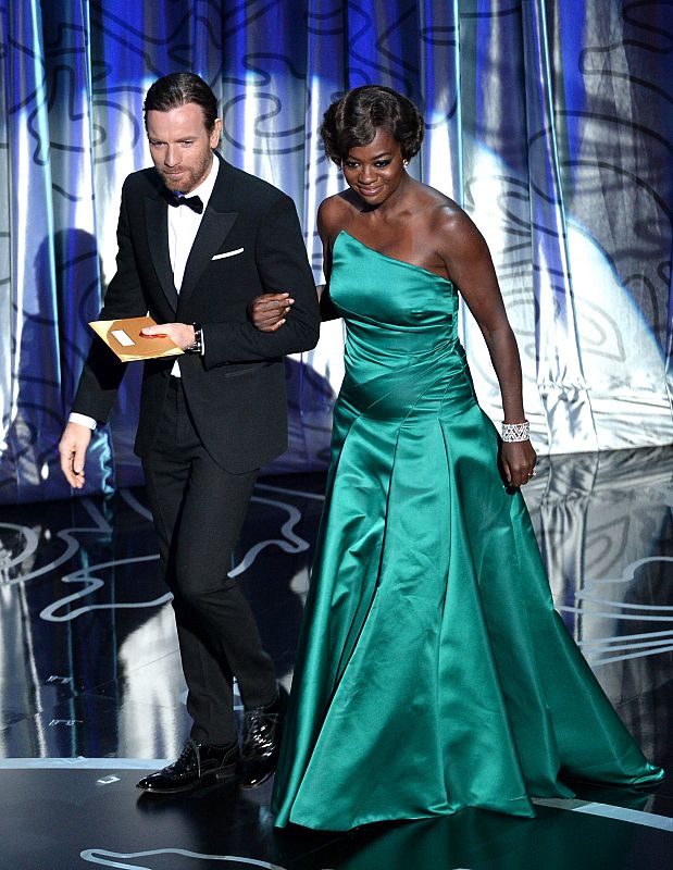 Ewan McGregor y Viola Davis han entregado el Oscar a mejor película de habla no inglesa, que se ha llevado 'La Gran Belleza'.