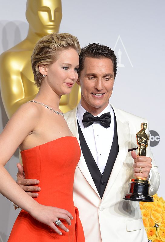 Matthew McConaughey y Jennifer Lawrence celebran en la sala de prensa el primer Oscar del actor por su interpretación en Dallas 'Buyers Club'.
