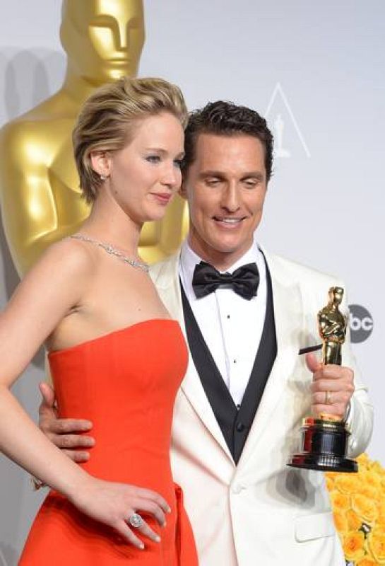 Matthew McConaughey y Jennifer Lawrence celebran en la sala de prensa el primer Oscar del actor por su interpretación en Dallas 'Buyers Club'.