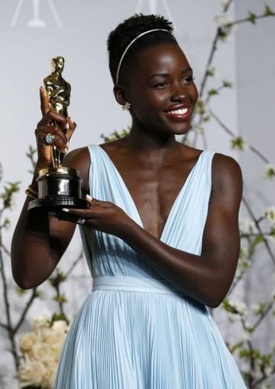 Lupita Nyong'o, posa con su estatuilla  a mejor actriz de reparto por '12 años de esclavitud'.
