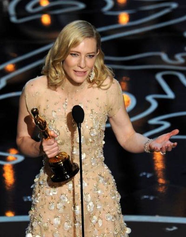 La actriz Cate Blanchett recogiendo su premio a mejor actuación femenina por su papel en 'Blue Jasmine' durante la gala de los Oscar 2014.