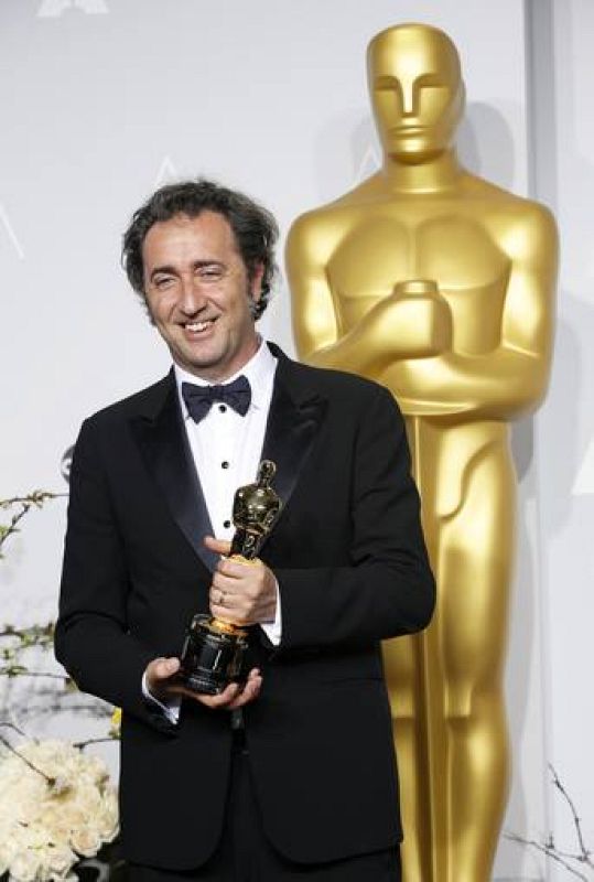 Paolo Sorrentino, director de 'La gran belleza' posa con el Oscar a mejor película extranjera. 