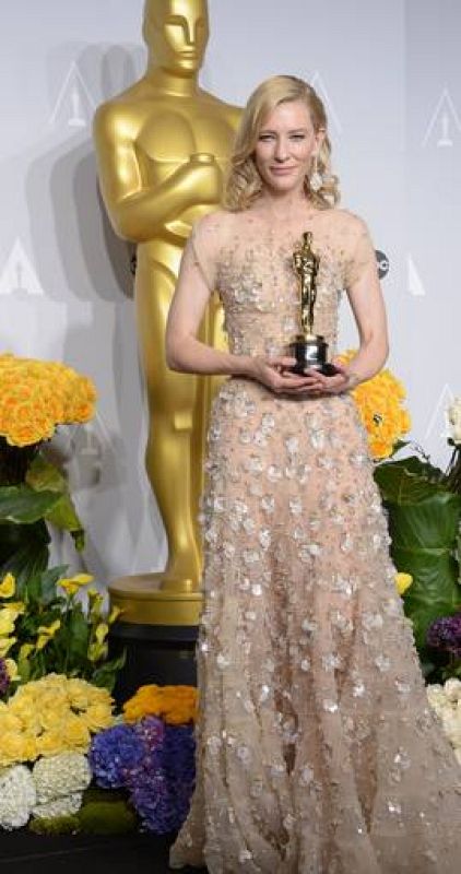 Cate Blanchett posa con el Oscar a la mejor actriz por su interpretación en 'Blue Jasmine'