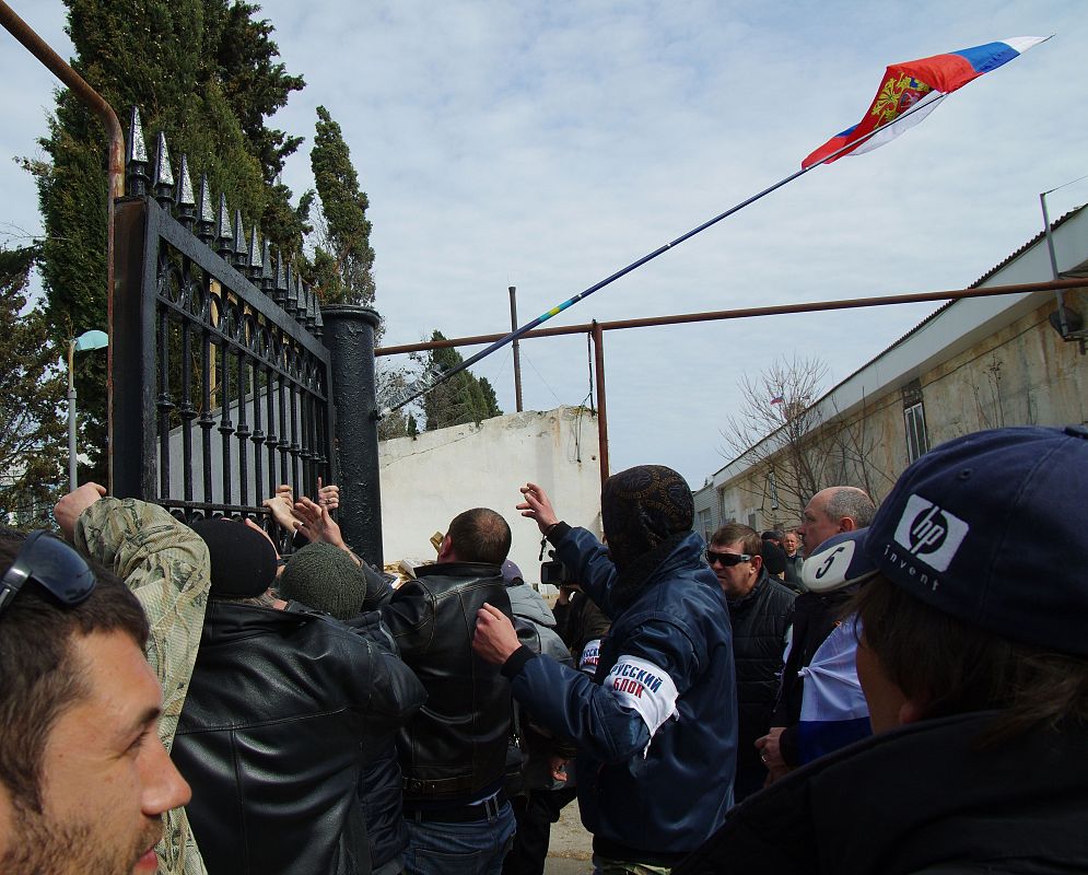 El izado de la bandera rusa culmina la ocupación de esta base, después de que Putin firmara la anexión a Rusia de la ciudad de Sebastopol.