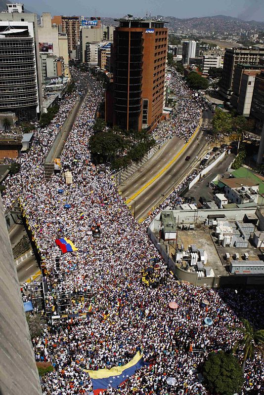 Una multitudinaria marcha contra el Gobierno de Maduro ha vuelto a concentrarse en Caracas, Venezuela