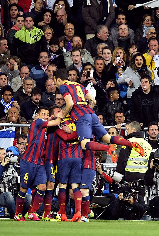 Los jugadores azulgranas celebran el gol de Iniesta.