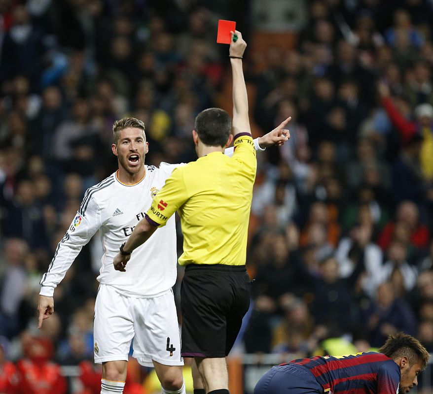 El árbitro Undiano Mallenco muestra la tarjeta roja al defensa del Real Madrid Sergio Ramos (i).