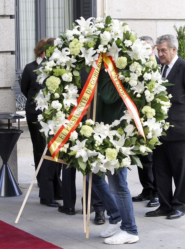 Llegada al Congreso de la corona de flores enviada por el presidente del Gobierno y que será instalada en el Salón de los Pasos Perdidos del Congreso de los Diputados.