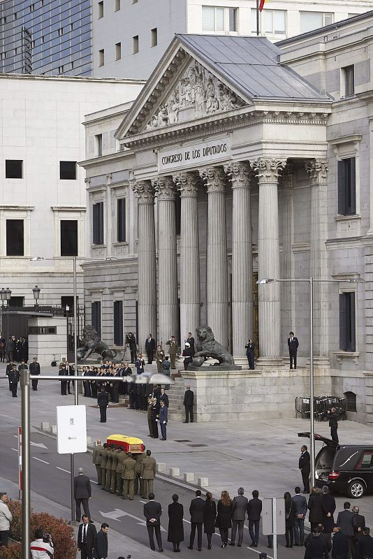 El féretro con los restos mortales del expresidente Adolfo Suárez, a su llegada al Congreso de los Diputados.