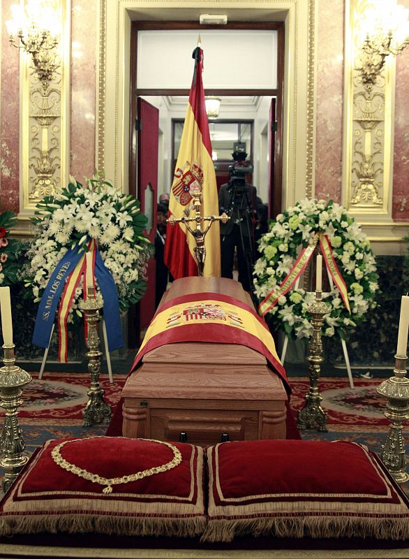 El féretro con los restos mortales del expresidente del Gobierno Adolfo Suárez, en la capilla ardiente instalada en el Salón de los Pasos Perdidos del Congreso de los Diputados.