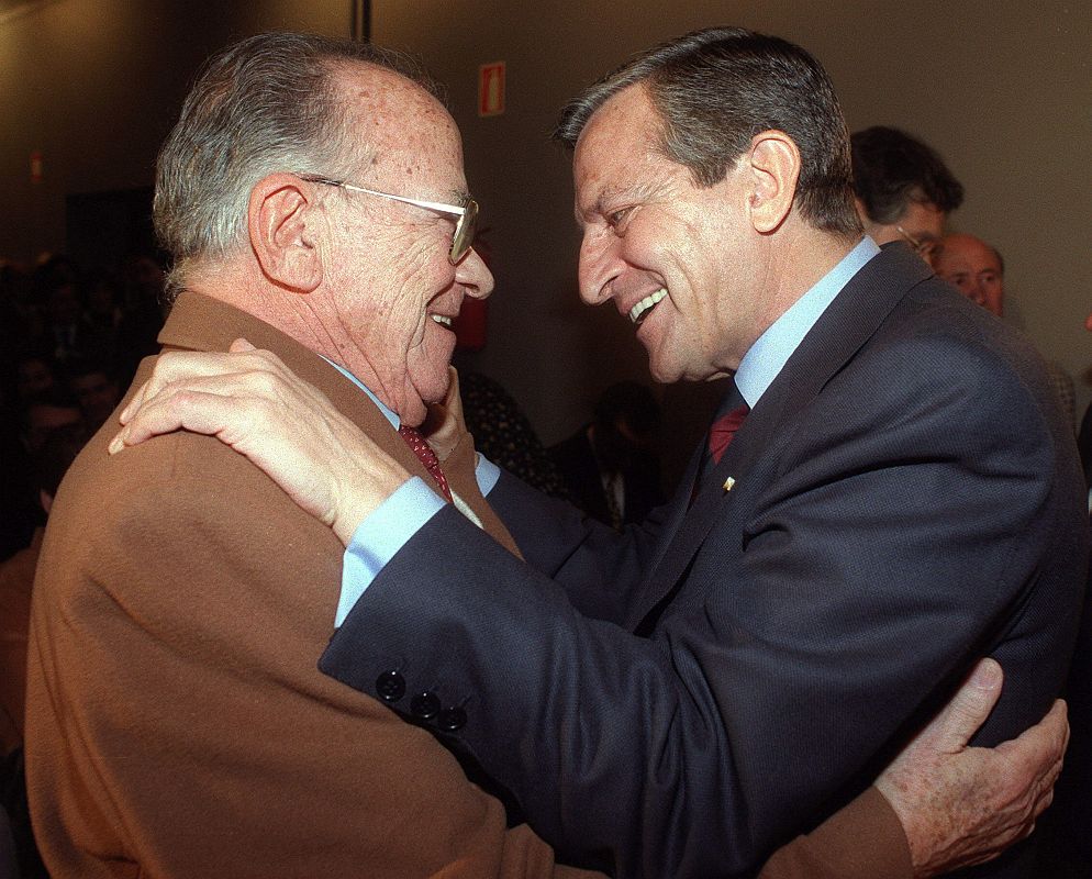 Imagen de un reencuentro entre el histórico dirigente comunista Santiago Carrillo y Adolfo Suárez en 1996.