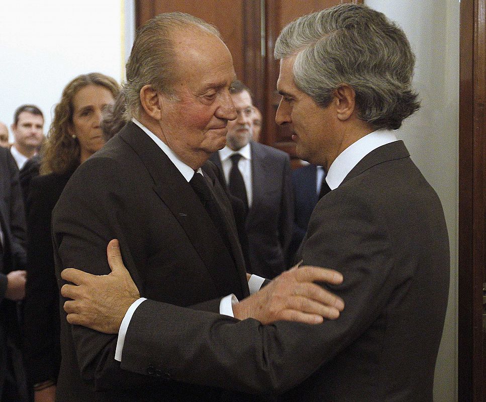 El rey don Juan Carlos abraza a Adolfo Suárez Illana, hijo del expresidente.