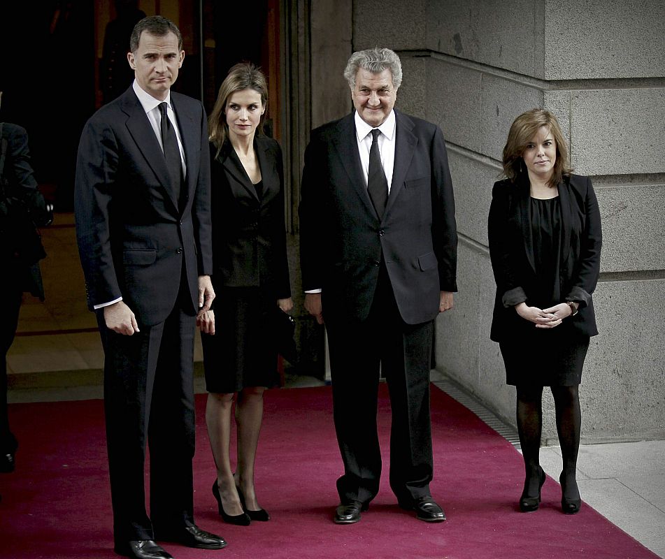 Los príncipes de Asturias, Felipe y Letizia, posan junto al presidente del Congreso, Jesús Posada, y la vicepresidenta del Gobierno, Soraya Sáenz Santamaría, a su llegada a la capilla ardiente del expresidente.