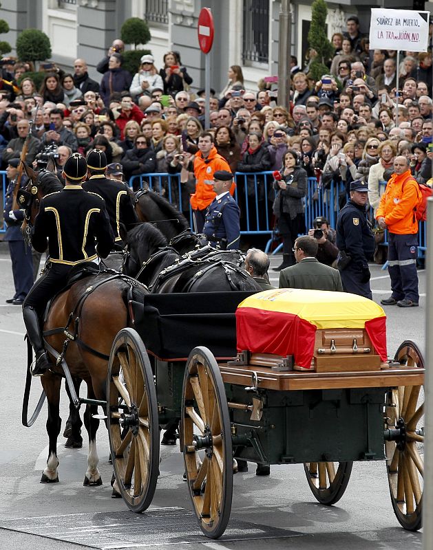 El armón de artillería tirado por cuatro caballos que ha trasladado los restos mortales de Suárez.