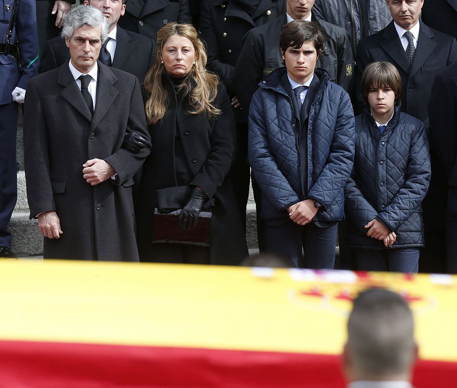 Adolfo Suárez Illana y su familia ante el féretro del expresidente del Gobierno Adolfo Suárez