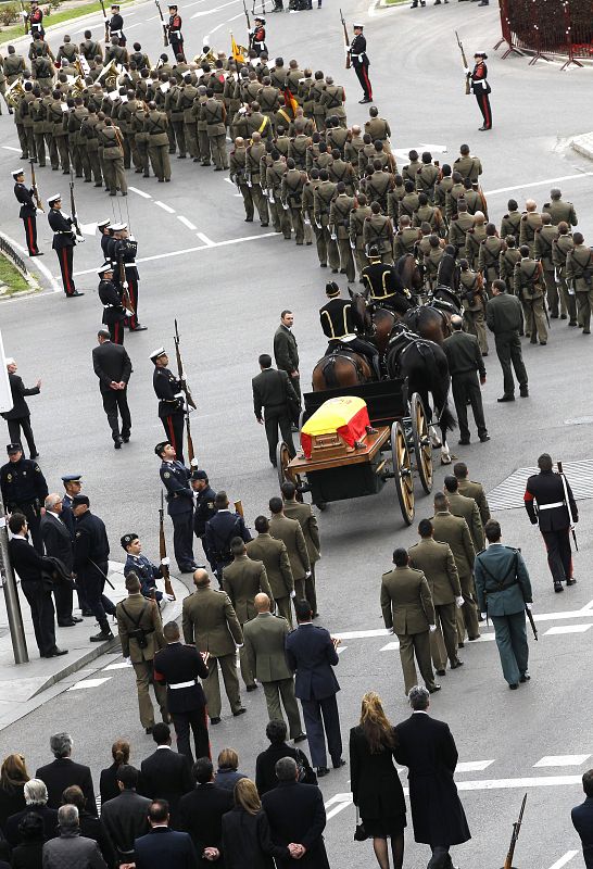 Imagen de la comitiva que ha recorrido las calles del centro de Madrid desde el Congreso de los Diputados hasta la plaza de Cibeles.