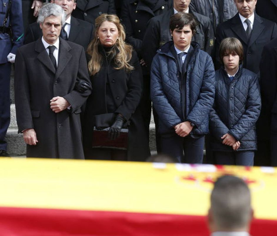 Adolfo Suárez Illana y su familia ante el féretro del expresidente del Gobierno Adolfo Suárez