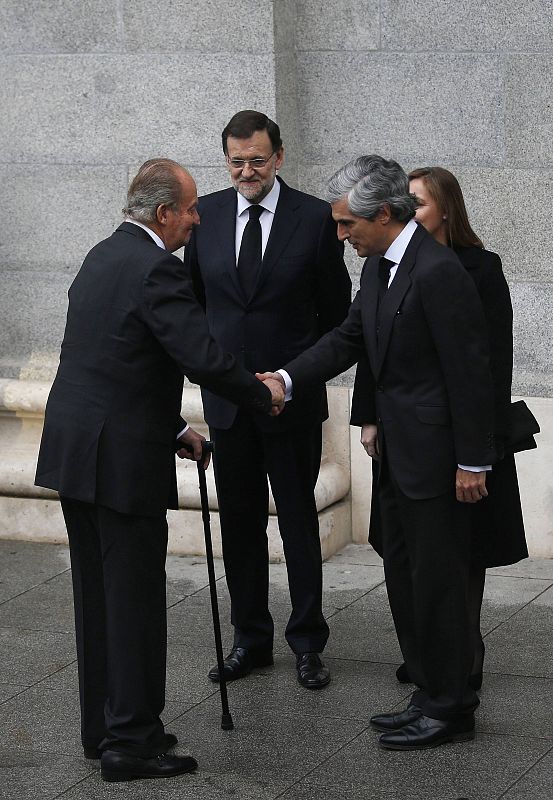 Spain's King Juan Carlos shakes hands with Adolfo Suarez Illana, son of former Spanish Prime Minister Adolfo Suarez, as Spanish Prime Minister Mariano Rajoy and his wife Elvira Fernandez Balboa look on upon arriving at Madrid's Almudena Cathedral for