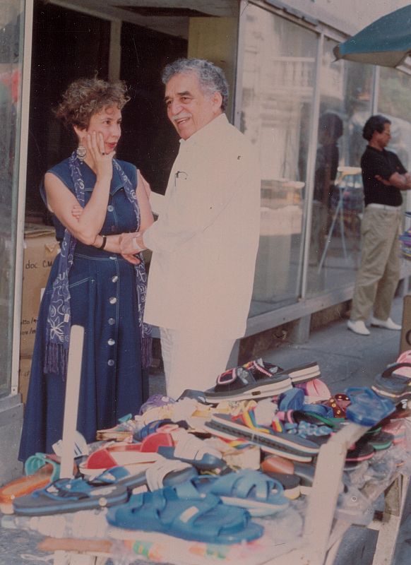 La periodista Ana Cristina Navarro y Gabriel García Márquez en una secuencia del programa 'La vida según...' de TVE.