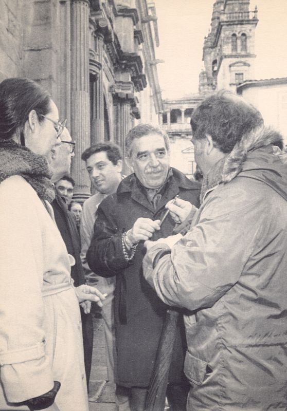 Gabriel García Márquez firma autógrafos por las calles de Santiago de Compostela junto a su esposa Mercedes Barcha (i) en mayo de 1983