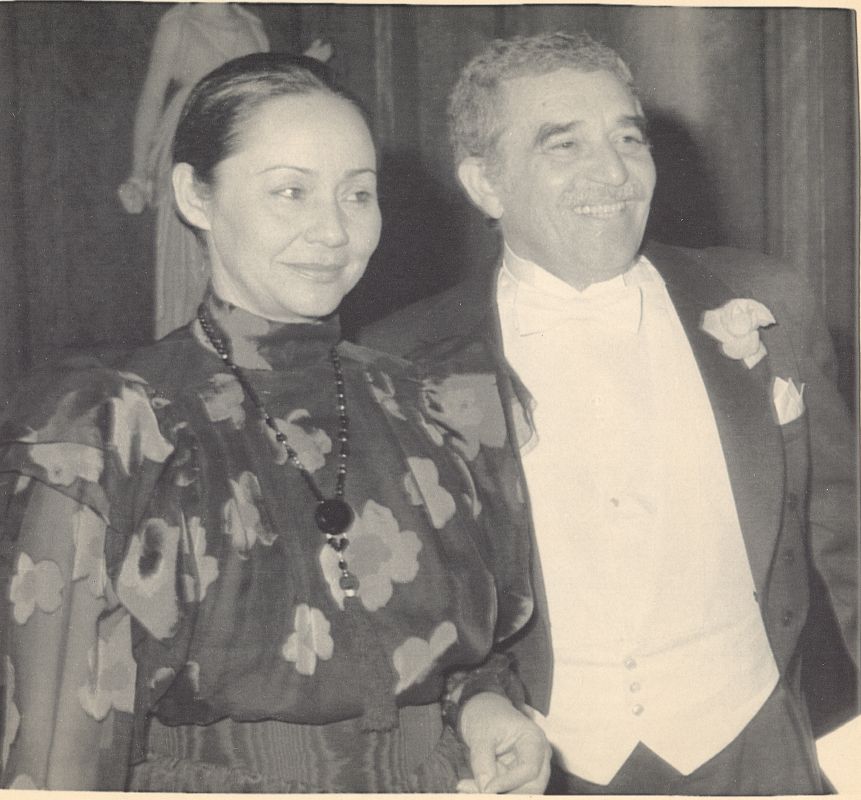 Gabriel García Márquez y su mujer Mercedes Barcha en la cena de gala de los premios Nobel en Suecia en 1982