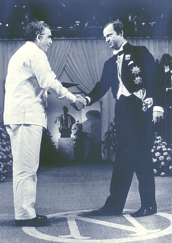 El rey de Suecia Carlos Gustavo XVI felicita a Gabriel García Márquez por su premio Nobel de Literatura en 1982