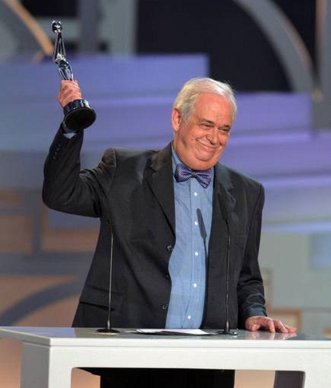 El director español Diego Galán agradece el premio  Platino del cine Iberoamericano a Mejor Documental por "Con la pata quebrada"