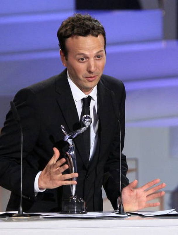 El mexicano Amat Escalante posa con el premio a mejor director en los Premios Platino del Cine Iberoamericano por la película "Heli"