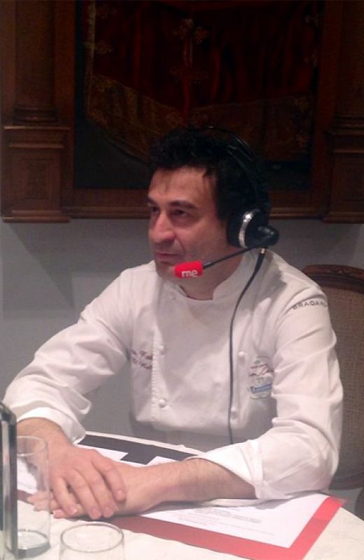 El cocinero Pepe Rodríguez durante el programa especial de Radio 5 en Toledo