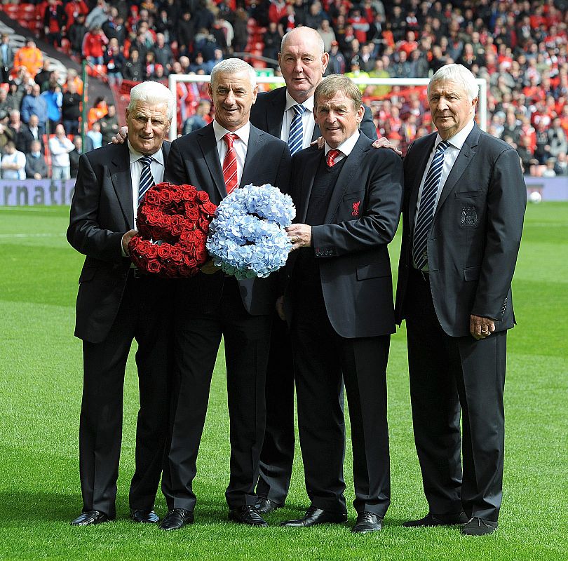 Dos leyendas del Liverpool como Kenny Dalglish e Ian Rush, junto a ex del Manchester City como Mike Summerbee, Tony Book y Joe Corrigan homenajean a las 96 víctimas de Hillsborough antes del partido entre ambos equipos