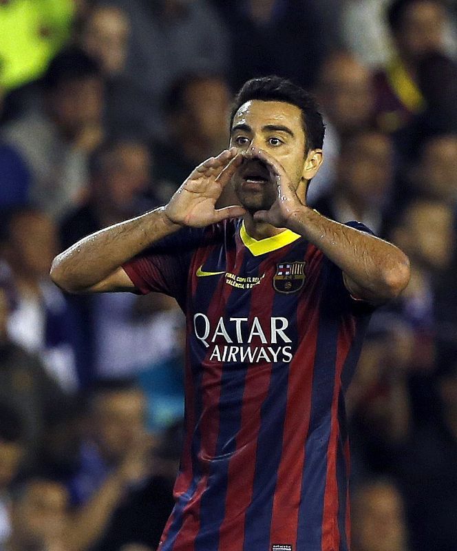 Xavi Hernández dando órdenes a su equipo.