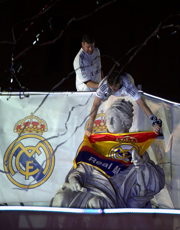 Iker Casillas ha colocado la bandera de España y el escudo del equipo a la diosa Cibeles para celebrar el decimonoveno título de Copa del Rey del Real Madrid.