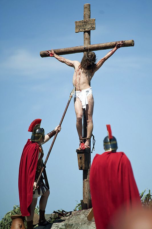 Un momento de la escenificación de la Pasión Viviente de Cristo llevada a cabo el Viernes Santo por las calles de Castro Urdiales (Cantabria)