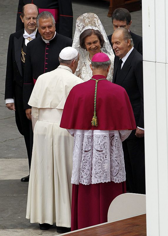 Los reyes de España, don Juan Carlos y doña Sofía, saludaron personalmente al papa Francisco al término de la ceremonia.