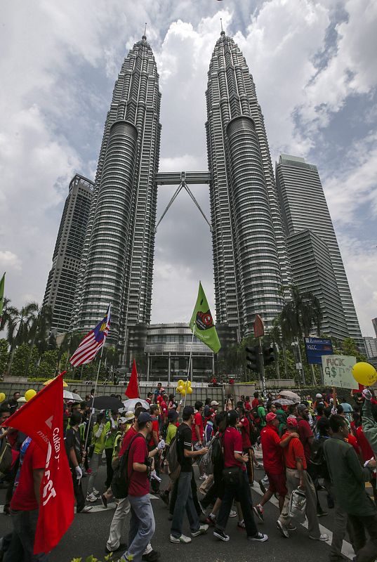 Manifestantes protestan frente a las torres Petronas en contra del Impuesto al valor agregado en Kuala Lumpur (Malasia).